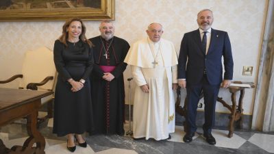 El Papa Francisco, junto a Azcón, Chueca y Escribano, este lunes, en el Vaticano. / Vatican News