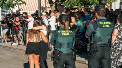 Dos menores se abrazan durante el minuto de silencio por el niño muerto en Mocejón. / Juan Moreno-Europa Press