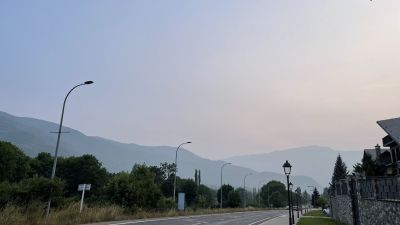 Imagen captada este domingo en Benasque, donde ha llegado el humo de los incendios de Canadá. / Europa Press