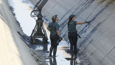 La Guardia Civil rastrea el canal de Mocejón. / EFE