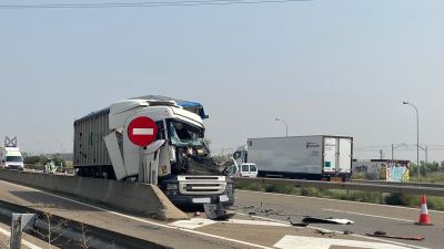 Uno de los camiones siniestrados en el segundo accidente./ A. N.