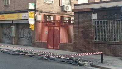 Restos de los cuatro contenedores calcinados en Las Fuentes. / Alejandro González Baztán