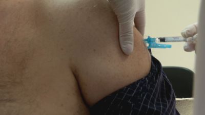 La Comisión de Salud Pública ha rechazado vacunar a todos los viajeros que acudan a países con casos del virus. / Reuters