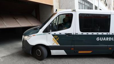 Entrada del furgón a los juzgados de Toledo. / EFE