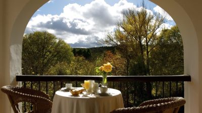 Imagen de la terraza de una habitación en el Monasterio de Piedra, en la provincia de Zaragoza. / Aragón TV