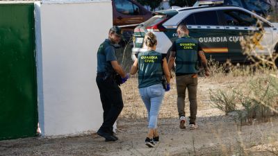 Momento en que se encontró el cuchillo que ahora se investiga. / EFE