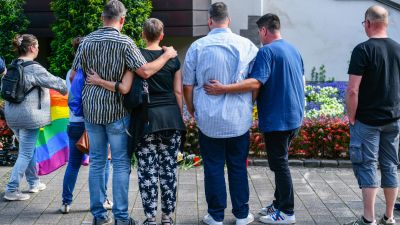 Vecinos de Solingen recuerdan a las víctimas en el lugar de los hechos. / Völker Hartman. EFE
