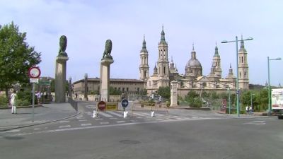 El Puente de Piedra se cortará al tráfico hasta este viernes por la operación asfalto. / Aragón Tv