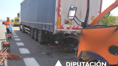 En la colisión se han visto afectados dos camiones. / DPZ
