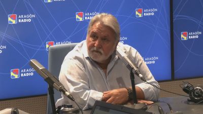 Manuel Teruel en los estudios de Aragón Radio. / Aragón Radio
