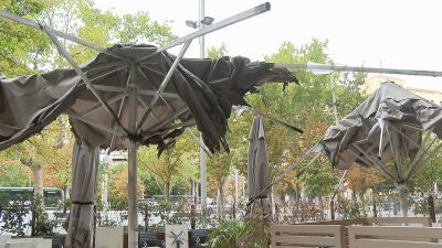 Sombrillas quemadas en la plaza Aragón. / Aragón TV