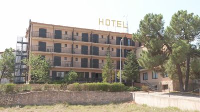 Hotel de Mora de Rubielos donde llegarán hasta 120 migrantes a partir del 1 de septiembre. / Aragón TV.