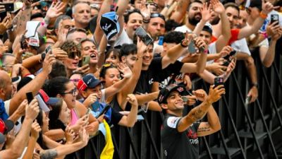 Jorge Martín posa con los aficionados en el Pit Lane Walk