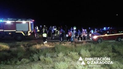 Los Bomberos de la DPZ auxiliaron a los 41 viajeros afectados junto con agentes de la Guardia Civil. / Bomberos DPZ