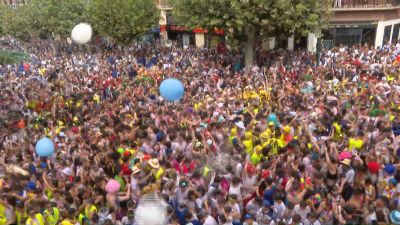 Una marea blanquiazul ha dado el pistoletazo de salida a las fiestas entre saltos y gritos. / Aragón TV