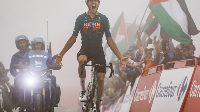 Castrillo celebra la victoria en la meta de la etapa reina