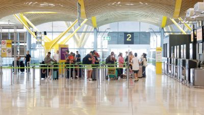 Acceso de control pasajeros en el aeropuerto de Madrid./ Eduardo Parra / Europa Press