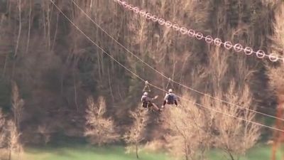 La tirolina de Hoz de Jaca permite las bajadas de dos en dos. / Aragón TV