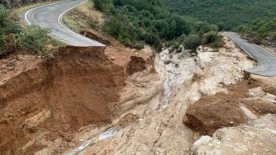 Un tramo de la A-1227 quedo totalmente destrozado por el agua arrastrada por un barranco. / Aragón TV