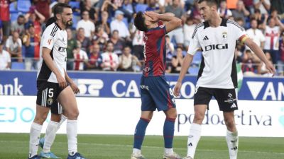 Un momento del partido en El Alcoraz