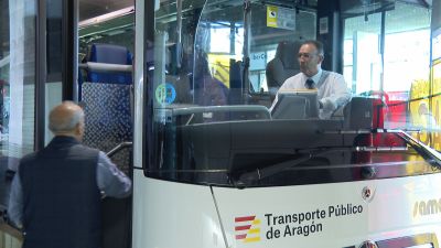 Uno de los nuevos autobuses que se han puesto en marcha este lunes para el transporte público por carretera en la Comunidad. / Aragón TV