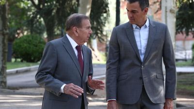El presidente del Gobierno, Pedro Sánchez, conversa con el opositor venezolano Edmundo González (i) en el Palacio de La Moncloa, en Madrid, este jueves. / EFE. Fernando Calvo. Pool Moncloa