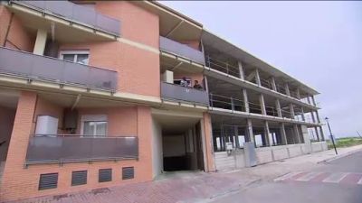 Un edificio de La Muela sin acabar. / Aragón TV