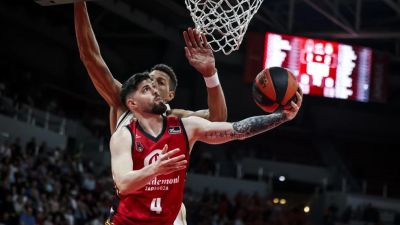 Santi Yusta durante un encuentro con Casademont Zaragoza.