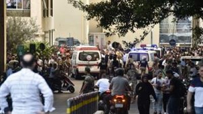 Una ambulancia llega al Centro Médico de la Universidad Americana de Beirut (AUBMC) este martes. / Efe. Wael Hamzeh