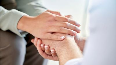 La autopsia psicológica puede ayudar a superar el duelo a las personas allegadas de la víctima. / Canva