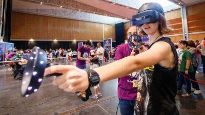 Una joven juega a un videojuego con realidad virtual en ZGamer. / Dani Marcos