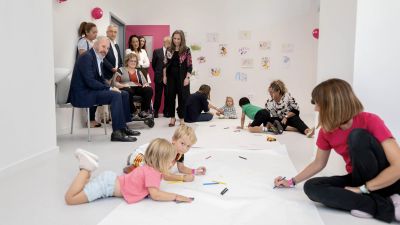 Azcón anuncia nuevas ayudas a familias de menores que esperan una plaza de atención temprana. / Gobierno de Aragón. Fabián Simón