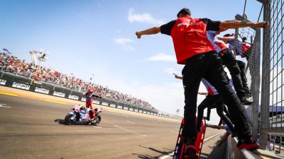 Marc Márquez celebra su victoria en la edición de este año del GP de Aragón.