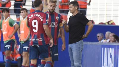 Antonio Hidalgo da instrucciones a Jorge Pulido y Sergi Enrich