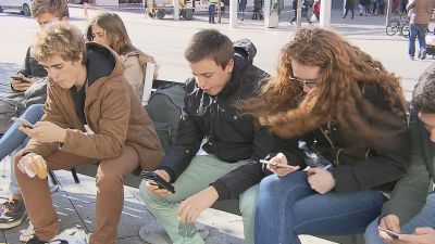 Varios jóvenes mirando el móvil. / Aragón TV