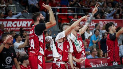 Los jugadores del Casademont Zaragoza celebran una canasta este domingo.
