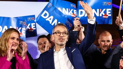 El líder del FPÖ, Herbert Kickl, tras su victoria. / EFE