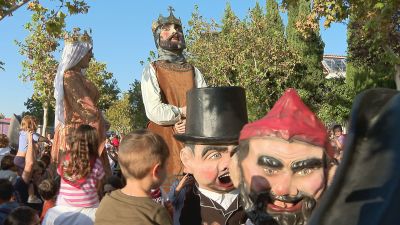 Comparsa de Gigantes y Cabezudos en pasadas fiestas del Pilar. / Aragón TV
