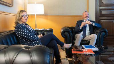 Reunión del presidente de Aragón con la portavoz de PSOE, Mayte Pérez. / Gobierno de Aragón. Fabián Simón
