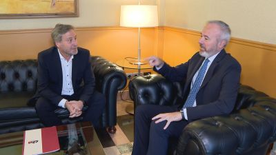 Jorge Azcón, durante su reunión con José Luis Soro, portavoz de CHA. / Aragón TV