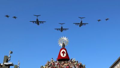 El manto de la Virgen de color rojo el pasado 2022. / Europa Press
