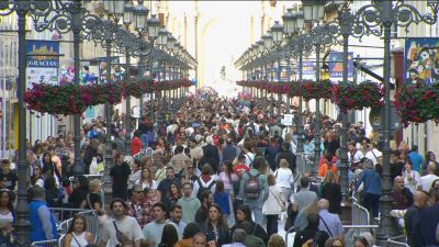 La calle está ya abarrotada para vivir la fiesta.| Aragón TV