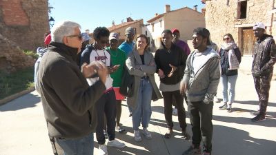 Los inmigrantes se está integrando con los vecinos de Mora de Rubielos. / Aragón TV