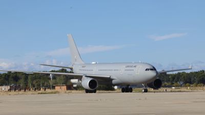 Aterrizaje del primero de los dos aviones militares enviados a Líbano. / EFE