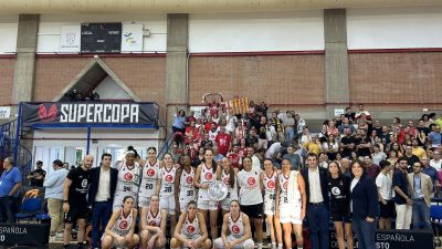 Las jugadoras del Casademont Zaragoza, tras caer en la final de la Supercopa.