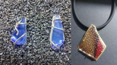 Dos de las piezas creadas con los cristales rotos de la carroza Reina de la Hispanidad. / Noel Giménez
