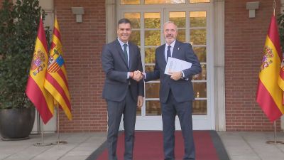 Pedro Sánchez y Jorge Azcón, este jueves en el Palacio de la Moncloa. / Aragón TV y Europa Press