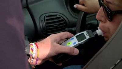 Una conductora realiza un control de alcoholemia. / Aragón TV