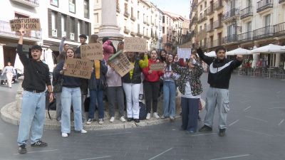 Un grupo de estudiantes de Bachillerato manifestándose en la plaza del Torico de Teruel. / Aragón TV