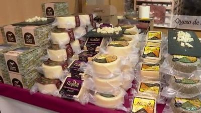 El queso es el producto estrella de la Feria de Otoño de Biescas. / Aragón TV
